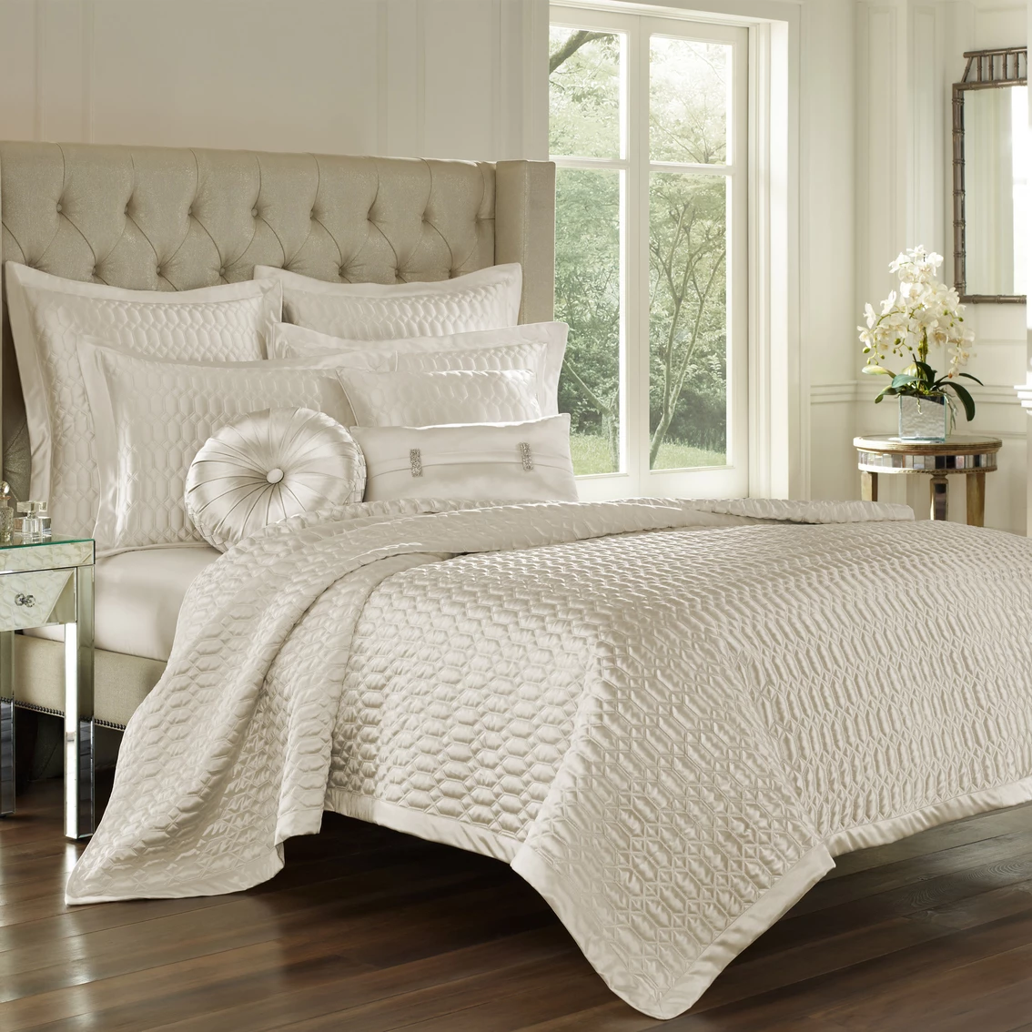Promo ???? J. Queen New York Satinique Natural Coverlet ????